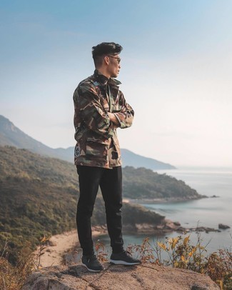 Как носить черные спортивные штаны с серыми кроссовками мужчине