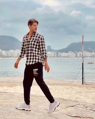 Как носить черные спортивные штаны с серыми кроссовками мужчине