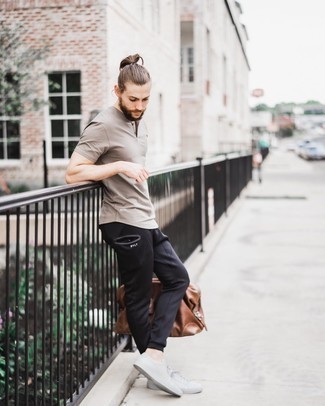 Какие футболки на пуговицах носить с черными спортивными штанами мужчине