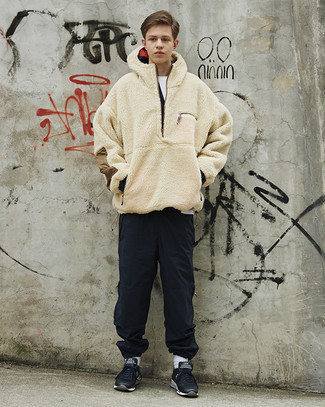 С чем носить черные спортивные штаны мужчине