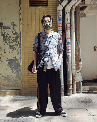 С чем носить черные спортивные штаны мужчине