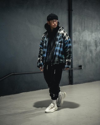 С чем носить черные спортивные штаны мужчине