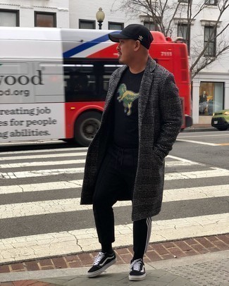 С чем носить черные спортивные штаны мужчине