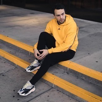 С чем носить черные спортивные штаны мужчине