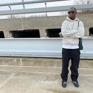 С чем носить черные спортивные штаны мужчине