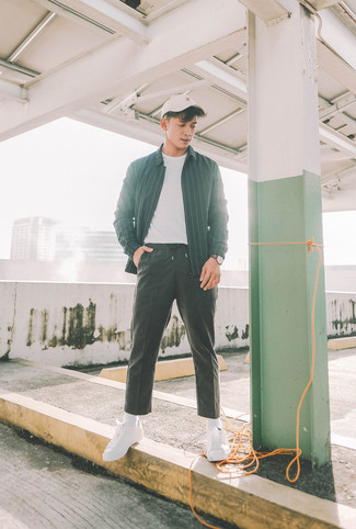 Какие низкие кеды носить с черными спортивными штанами мужчине