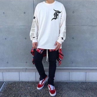 Какие низкие кеды носить с черными спортивными штанами мужчине