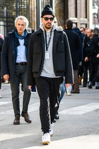 Какие низкие кеды носить с черными спортивными штанами мужчине