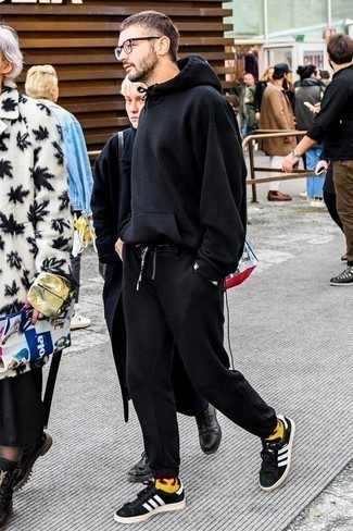Какие низкие кеды носить с черными спортивными штанами мужчине