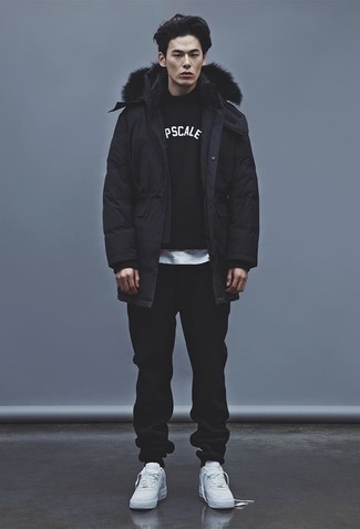 Какие низкие кеды носить с черными спортивными штанами мужчине