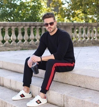 Какие низкие кеды носить с черными спортивными штанами мужчине