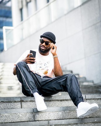 Какие низкие кеды носить с черными спортивными штанами мужчине