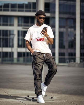 Какие низкие кеды носить с черными спортивными штанами мужчине