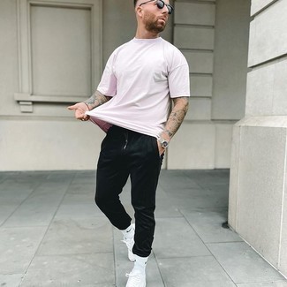 Какие низкие кеды носить с черными спортивными штанами мужчине