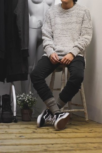 Какие низкие кеды носить с черными спортивными штанами мужчине