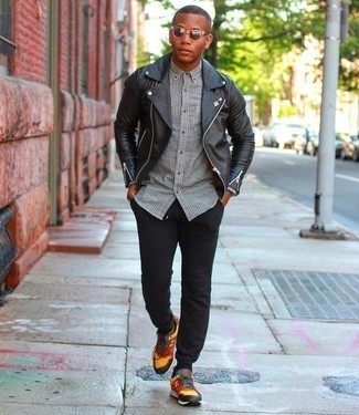 Как носить черные спортивные штаны с разноцветными кроссовками мужчине