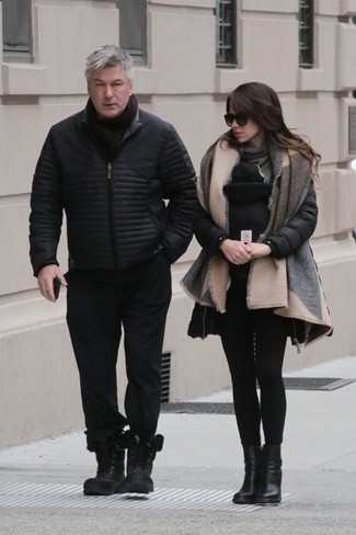 Какие куртки-пуховики носить с черными спортивными штанами мужчине