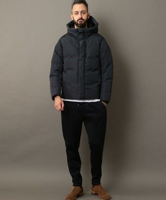 Какие куртки-пуховики носить с черными спортивными штанами мужчине