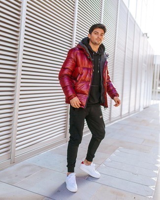 Какие куртки-пуховики носить с черными спортивными штанами мужчине