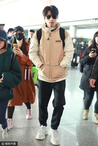 Как носить черные спортивные штаны с белыми кроссовками мужчине