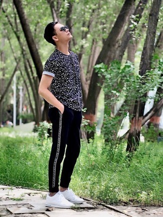 Как носить черные спортивные штаны с белыми кроссовками мужчине