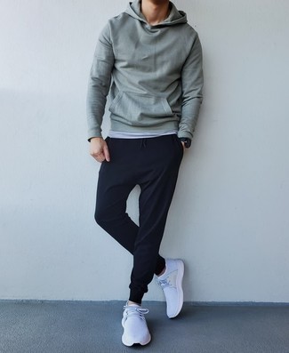 Как носить черные спортивные штаны с белыми кроссовками мужчине