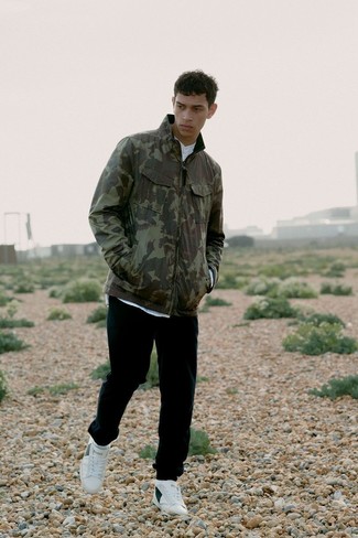 Как носить черные спортивные штаны с белыми низкими кедами мужчине