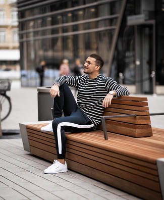 Как носить черные спортивные штаны с белыми низкими кедами мужчине