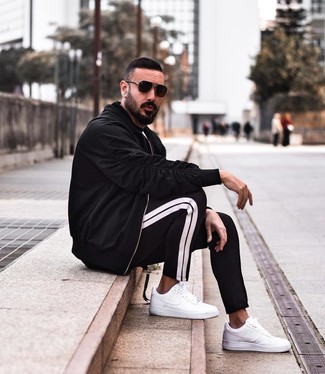 Как носить черные спортивные штаны с белыми низкими кедами мужчине