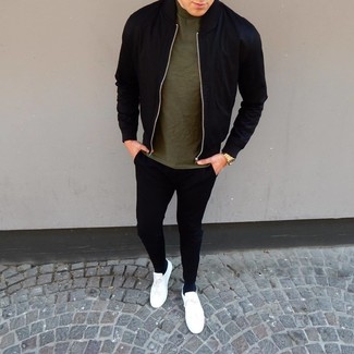 Как носить черные спортивные штаны с белыми низкими кедами мужчине