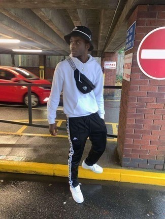 Как носить черные спортивные штаны с белыми низкими кедами мужчине