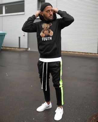 Как носить черные спортивные штаны с белыми низкими кедами мужчине