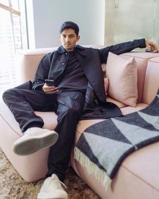 Как носить черные спортивные штаны с белыми низкими кедами мужчине