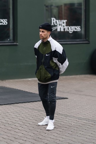 Какие ветровки носить с черными спортивными штанами мужчине