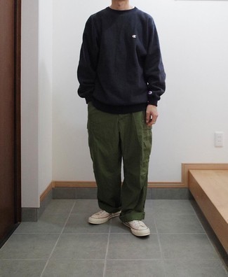 Как носить черный свитшот с бежевыми брюками карго