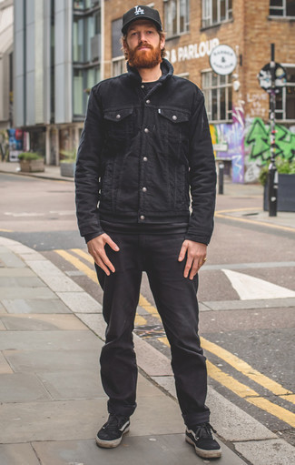 Как носить черный свитшот с черными джинсами мужчине