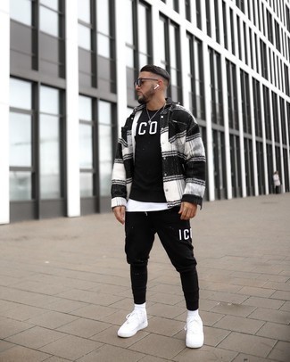 Как носить черный свитшот с черными спортивными штанами мужчине