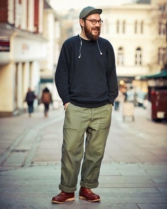 Как носить черный свитшот с темно-зелеными брюками чинос