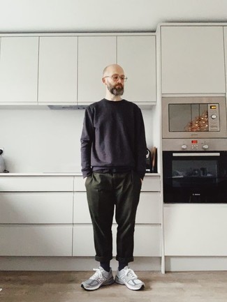 Как носить черный свитшот с серыми кроссовками мужчине