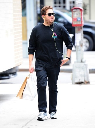 Какие джинсы носить с черным свитшотем мужчине