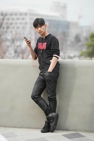 Какие джинсы носить с черным свитшотем мужчине