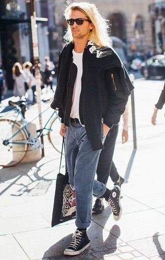 Какие джинсы носить с черным свитшотем мужчине