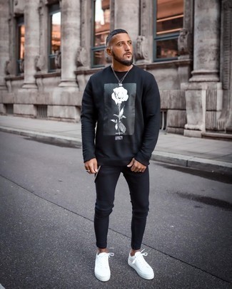 Какие джинсы носить с черным свитшотем мужчине