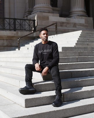 Какие джинсы носить с черным свитшотем мужчине