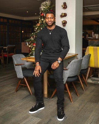 Какие джинсы носить с черным свитшотем мужчине