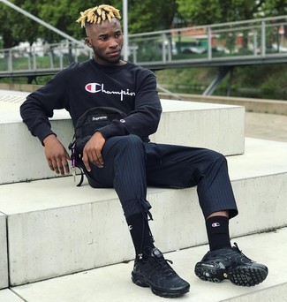 Как носить черный свитшот с темно-синими брюками чинос