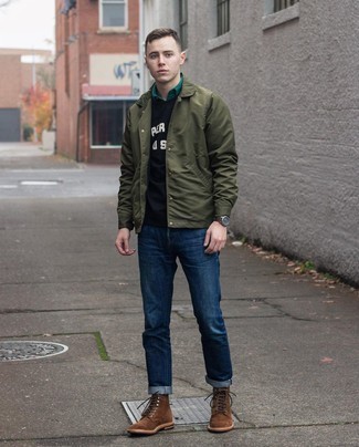 Как носить черный свитшот с темно-синими джинсами мужчине