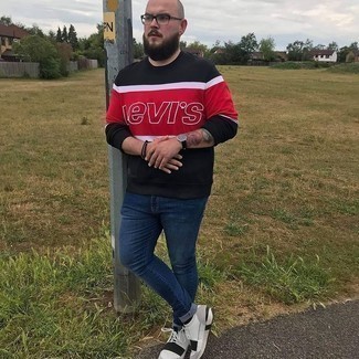 Как носить черный свитшот с темно-синими джинсами мужчине