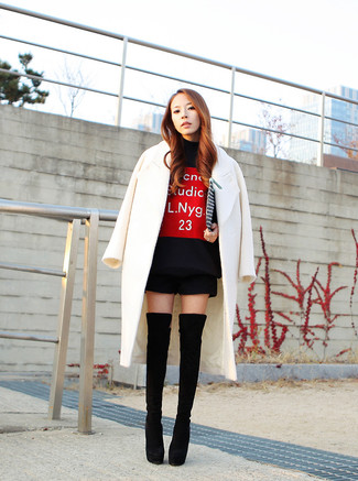 Какие шорты носить с черным свитшотем женщине