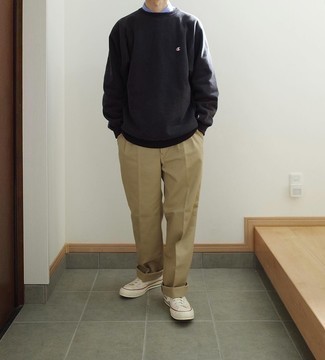 Как носить черный свитшот с белыми низкими кедами из плотной ткани мужчине